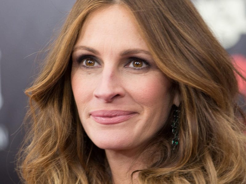 does the rest of Hollywood believe that Julia roberts was not exactly the nicest person on set? Let's take a deep dive.