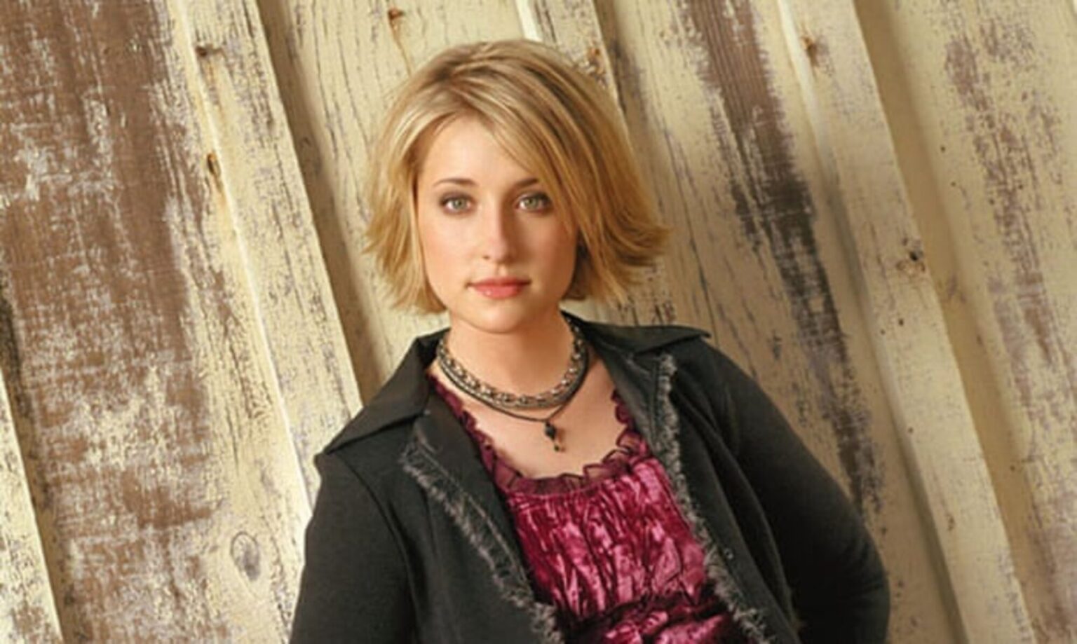 'Smallville' actress Allison Mack went from a CW star to a notorious cult leader. How in the world did that happen?