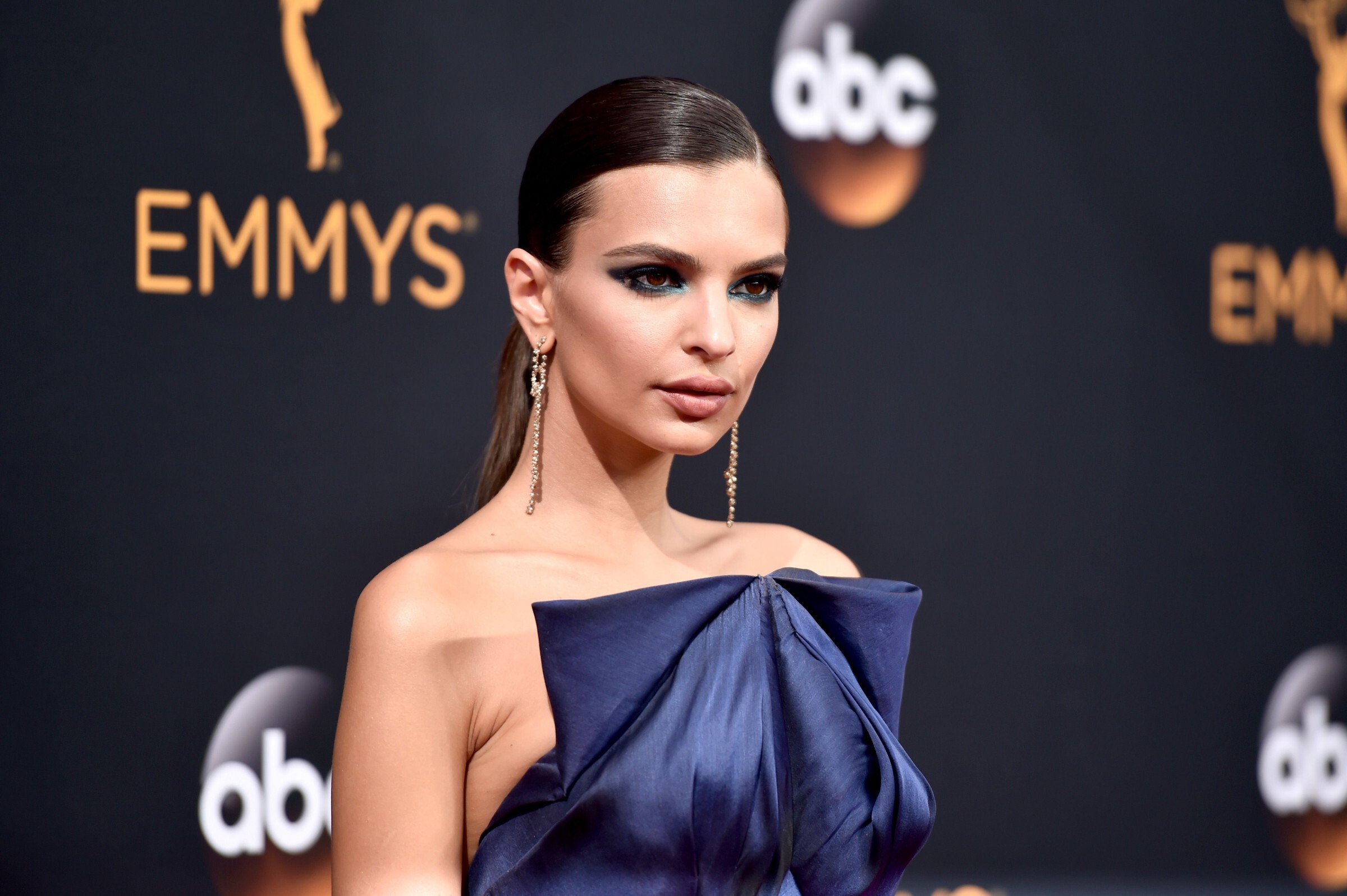 Model & actor Emily Ratajkowski recently went on Instagram and accused photographer Jonathan Leder of assault. Let's find out more.