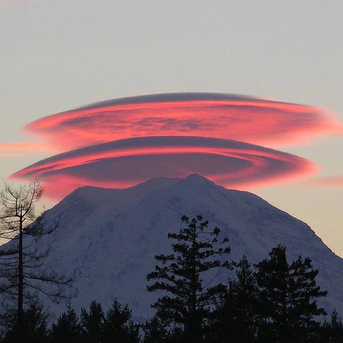 Красный явления природы. Якутия линзовые облака редчайшее явление природы. Линзовые облака в Якутии. Лентикулярные (линзовидные) облака. Лентикулярные облака над горой Фудзи Япония.