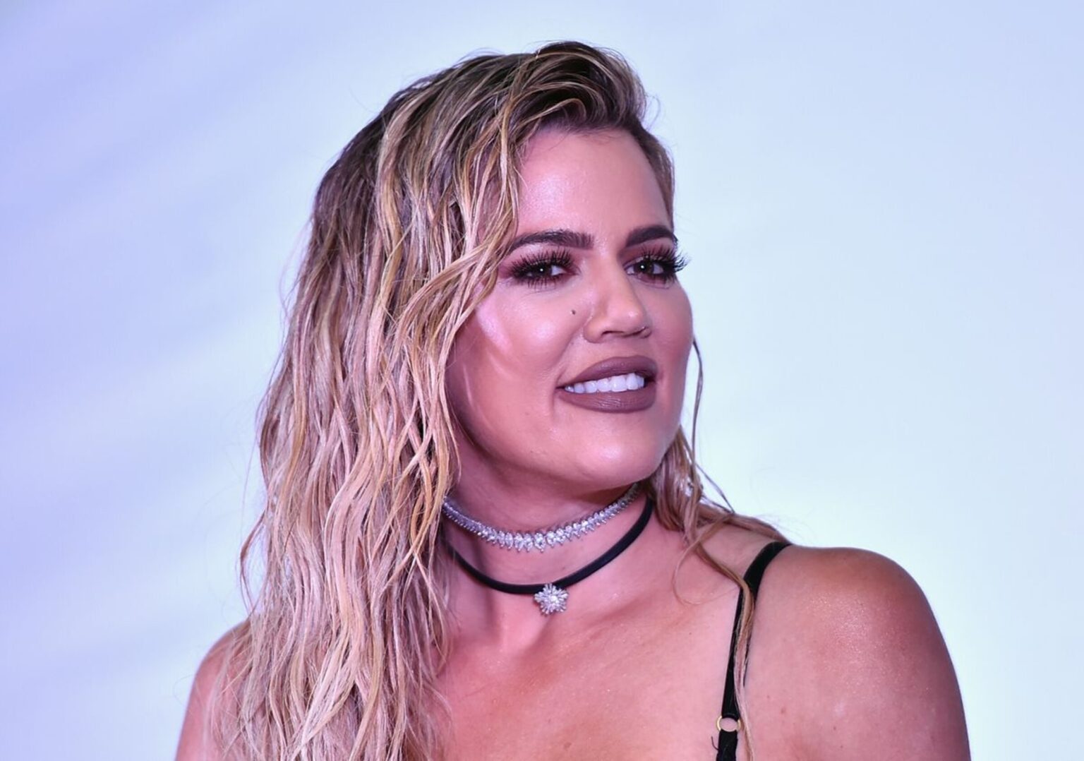 Are UFOs real? Khloe Kardashian thinks so! Rocket to the height of unexpected news and learn about Kardashian's UFO sighting.