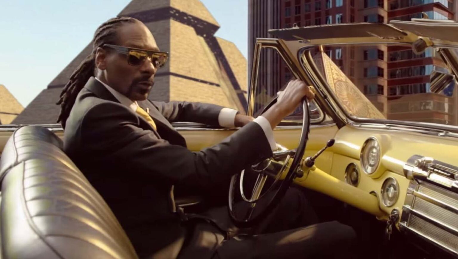 Snoop Dogg is always finding ways to flex his hearty net worth. Check out his dope car collection to understand how he uses his moolah.