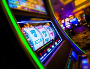 Looking for the best gambling options? Examine the pros and cons of casino games vs. online games.