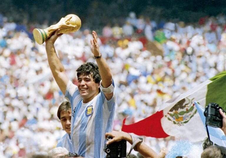 Recuerda con nosotros los mejores momentos de Diego Maradona en su legendaria carrera futbolística.