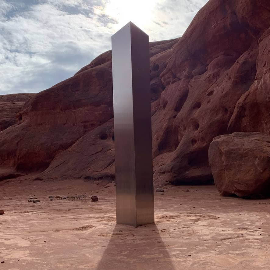 Monolith отзывы. Таинственный монолит штат Юта. Металлический монолит в штате Юта. Монолит в пустыне. Железный монолит в пустыне.