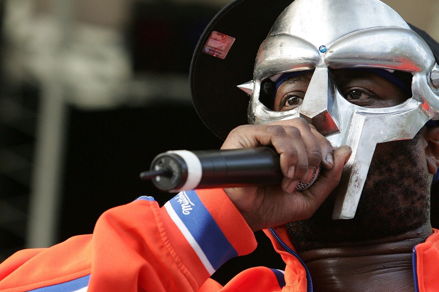 Announced today, MF DOOM passed away last October. Recall his legenday legacy and discover why he kept his face hidden for years.