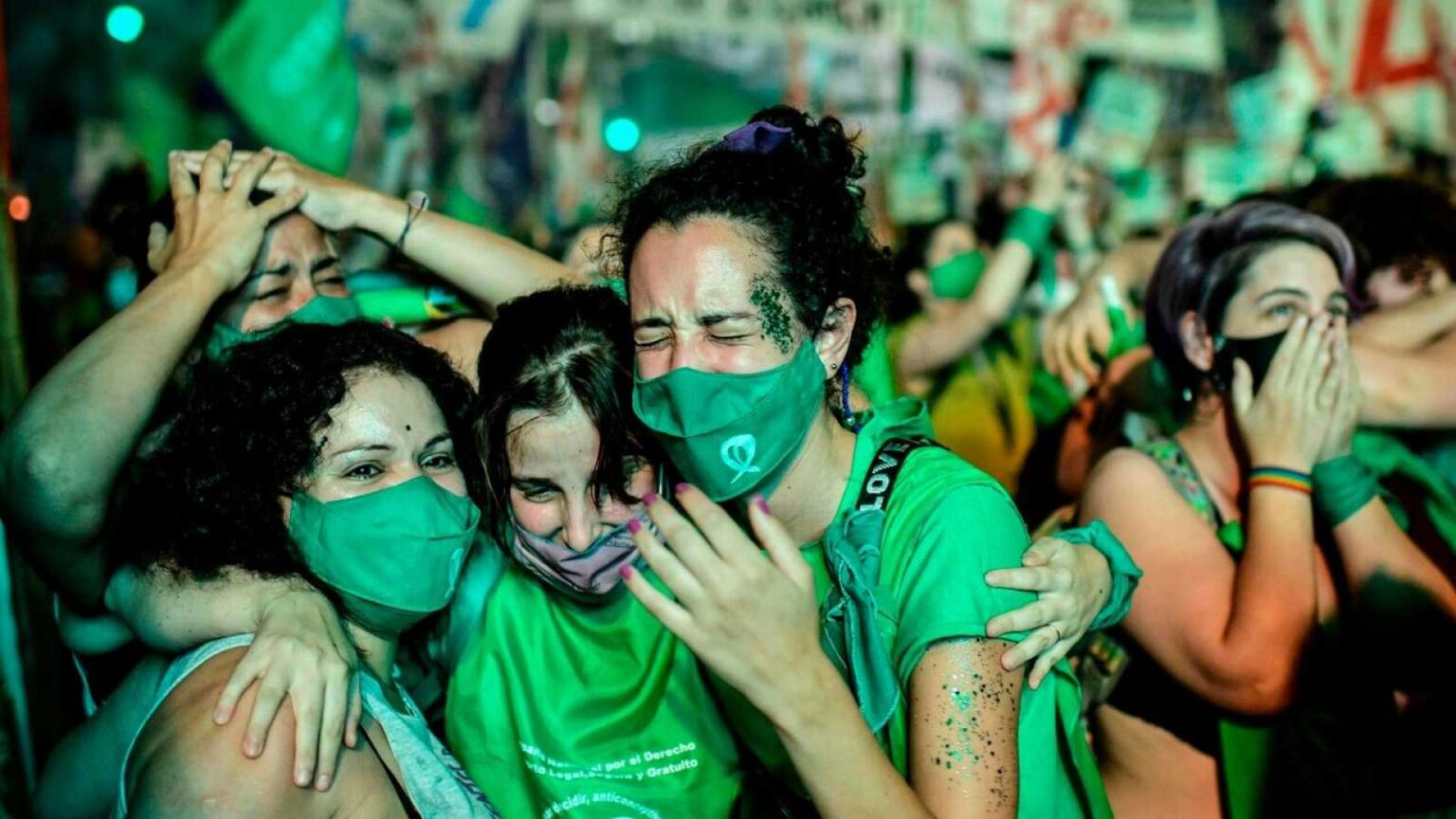 ¡Arriba el feminismo que va a vencer! Las mujeres logran el aborto legal en Argentina. Conoce todo acerca de este histórico cambio aquí.