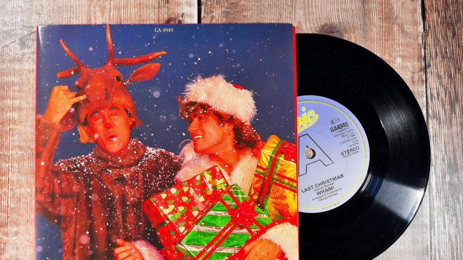 Wham christmas песня. Джордж Майкл ласт Кристмас. Джордж Майкл last Christmas. Wham last Christmas 1984. Ласт Кристмас песня Джордж Майкл.