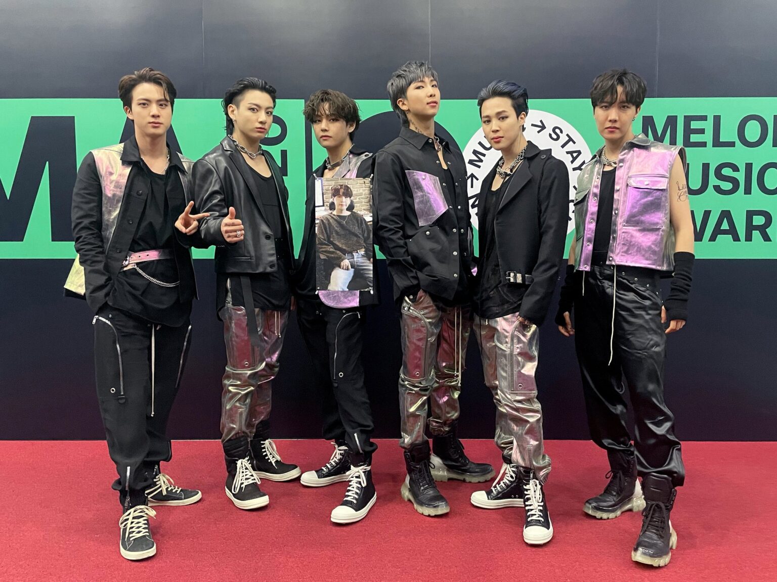 ¿Suga está de regreso en los escenarios? Checa la legendaria presentación de BTS en los Melon Music Awards.