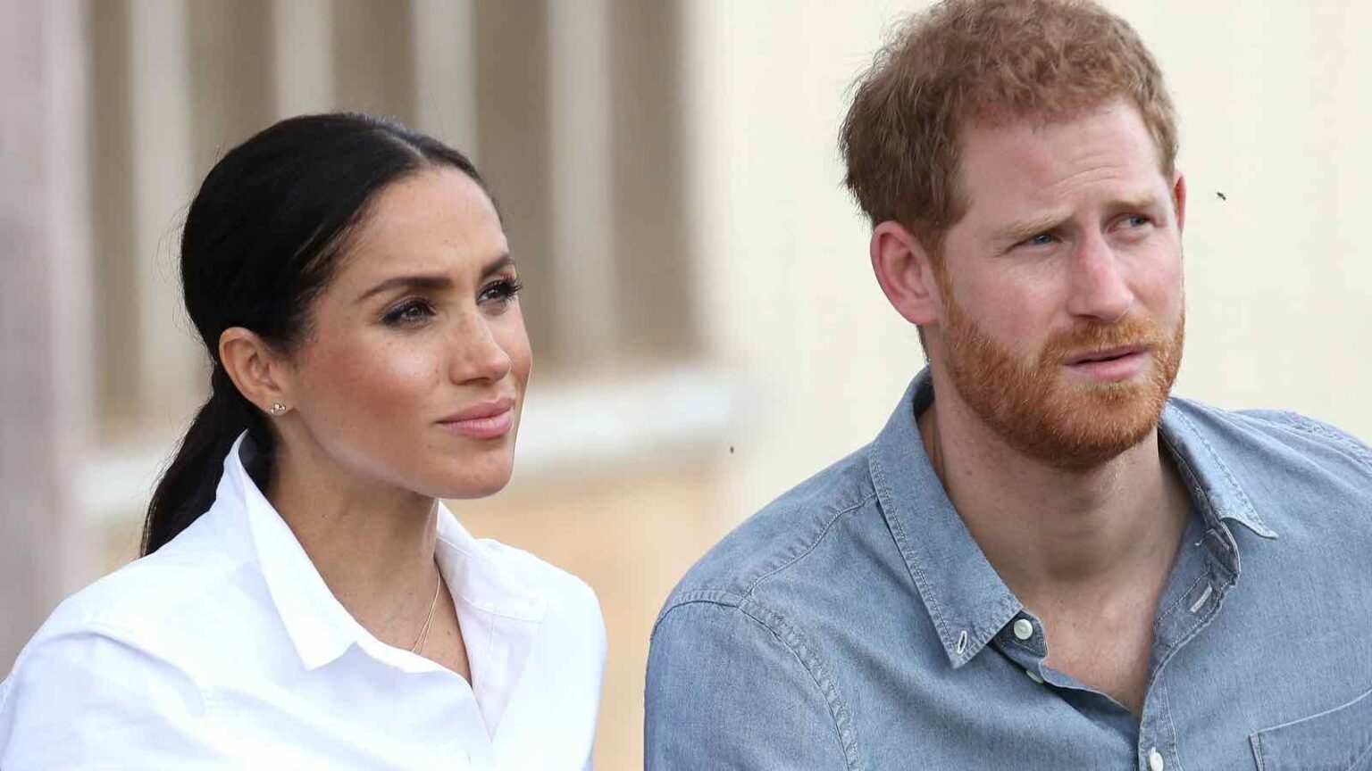 Breaking news: people who are famous leave their house. But why is it news Prince Harry and Meghan Markle took a walk? See the stupid news for yourself.