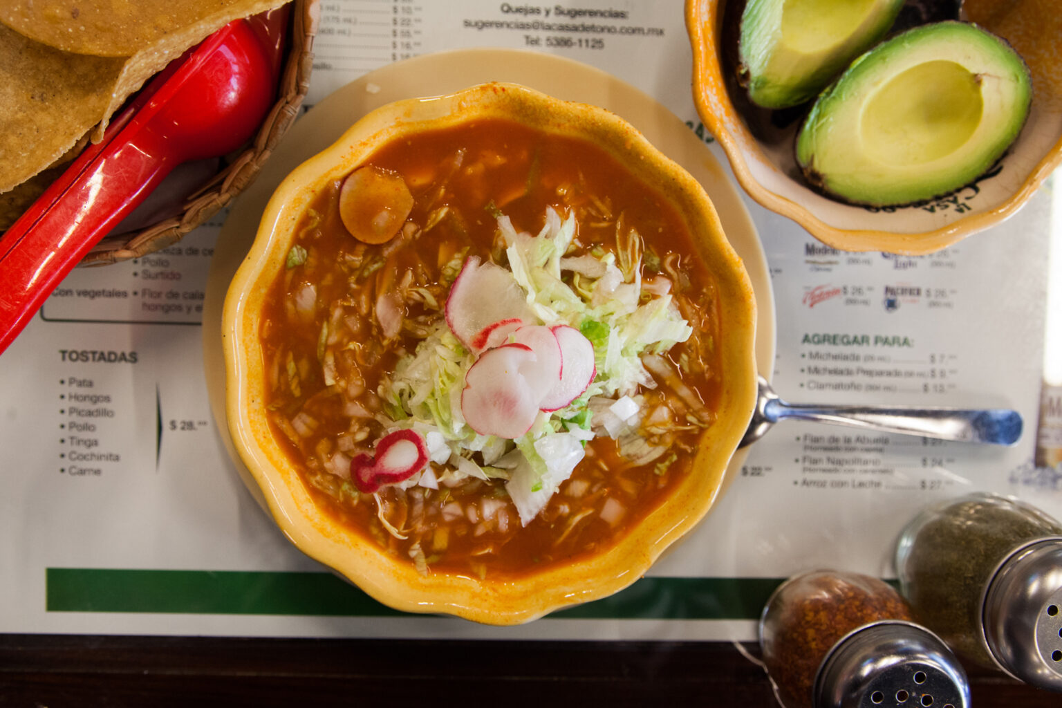 ¿Se te antoja un pozole de La Casa de Toño? Aquí te decimos si realmente vale la pena este restaurante mexicano.