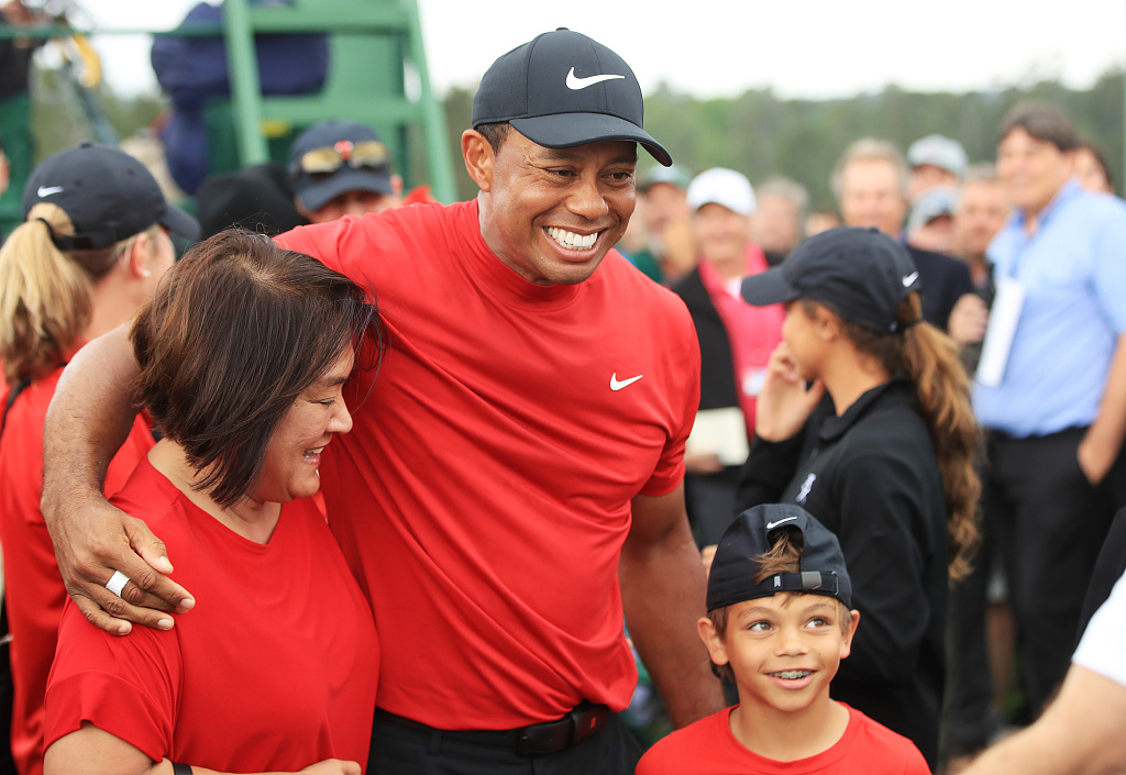 With golfing legend Tiger Woods as your father, it's no surprise his kids like the sport too. Check out the family getting some tee time together.