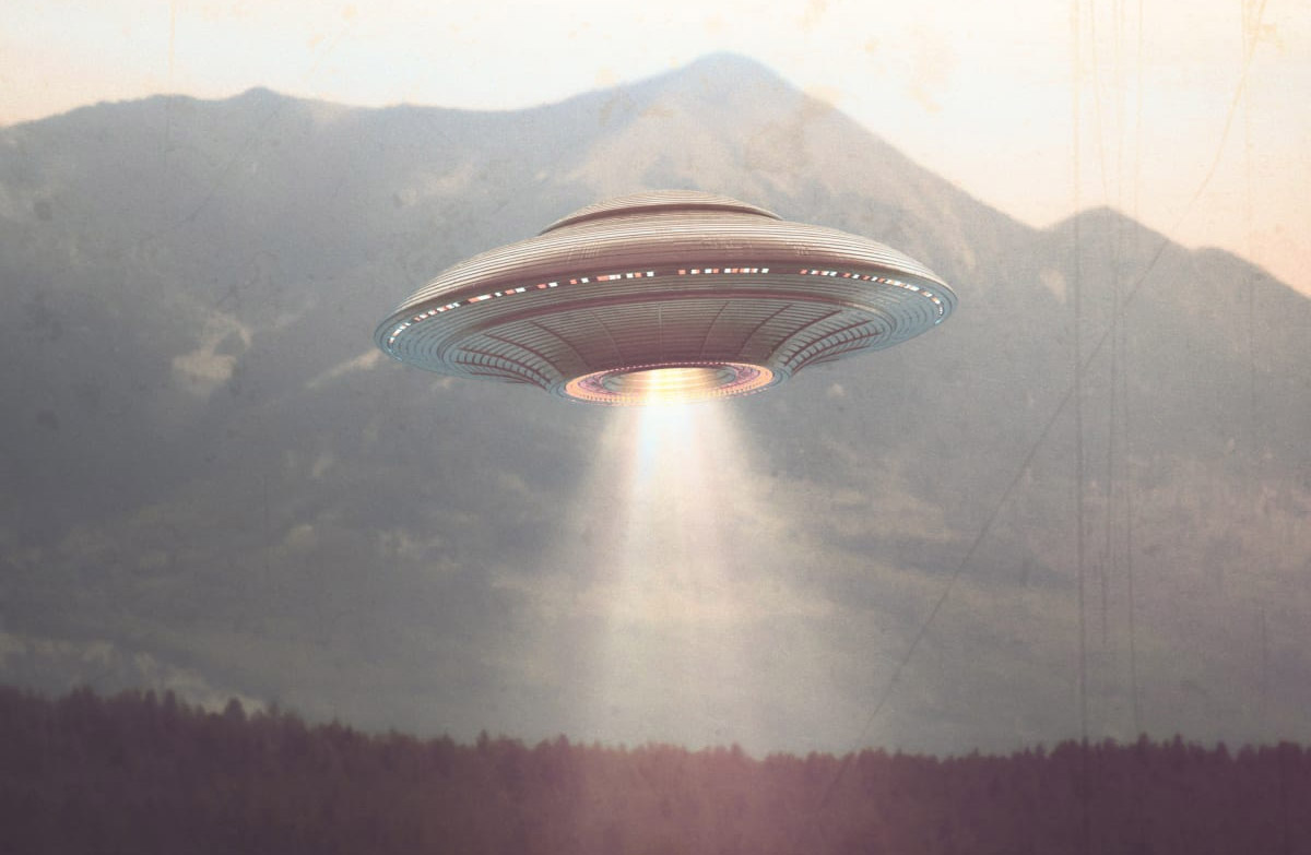 Тарелка летит. Ястрово НЛО. Сигаровидное НЛО. НЛО И пришельцы на земле 2020. НЛО UFO неопознанные летающие объекты.
