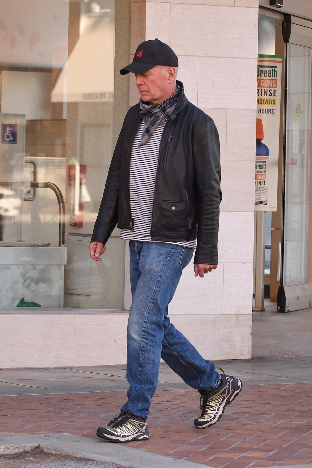 Is Bruce Willis trying to 'Die Hard' from COVID? See him without a mask ...