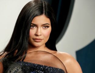 Fans think Kylie has bad water pressure in her house? What did Kylie Jenner do to prove them wrong? Let’s dive into the latest drama.