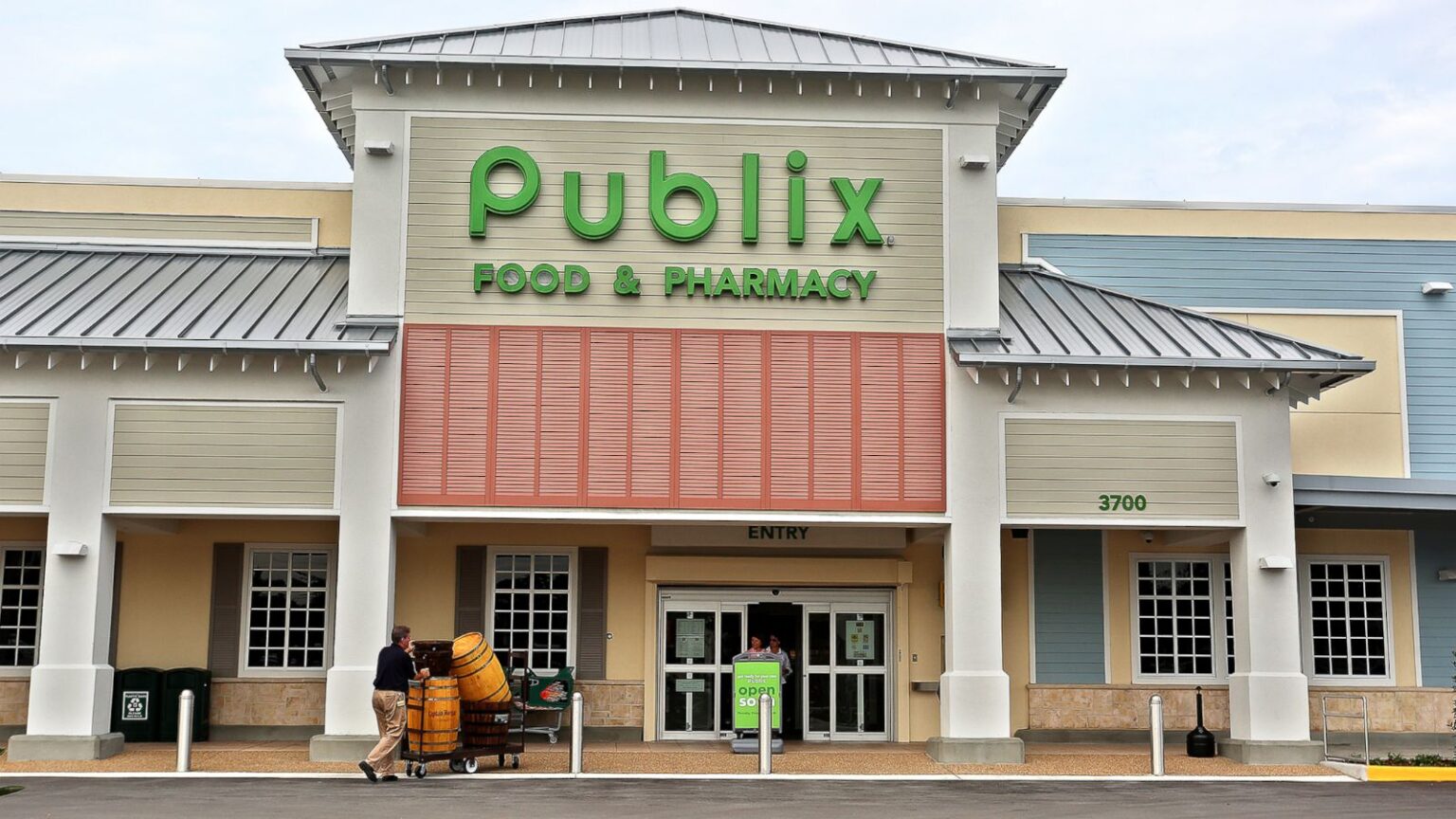 Why are long-time customers of Publix supermarkets turning on their favorite store? Grab a shopping cart and head over to the tea aisle to find out!