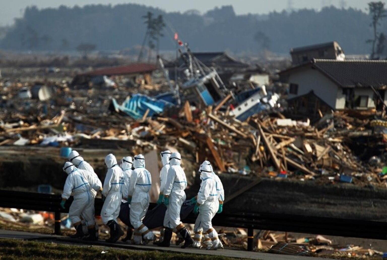 Последствия аварии аэс фукусима. Фукусима 1 авария. Авария на АЭС Фукусима-1 ЦУНАМИ. Фукусима 2011. АЭС Фукусима-1 авария последствия.