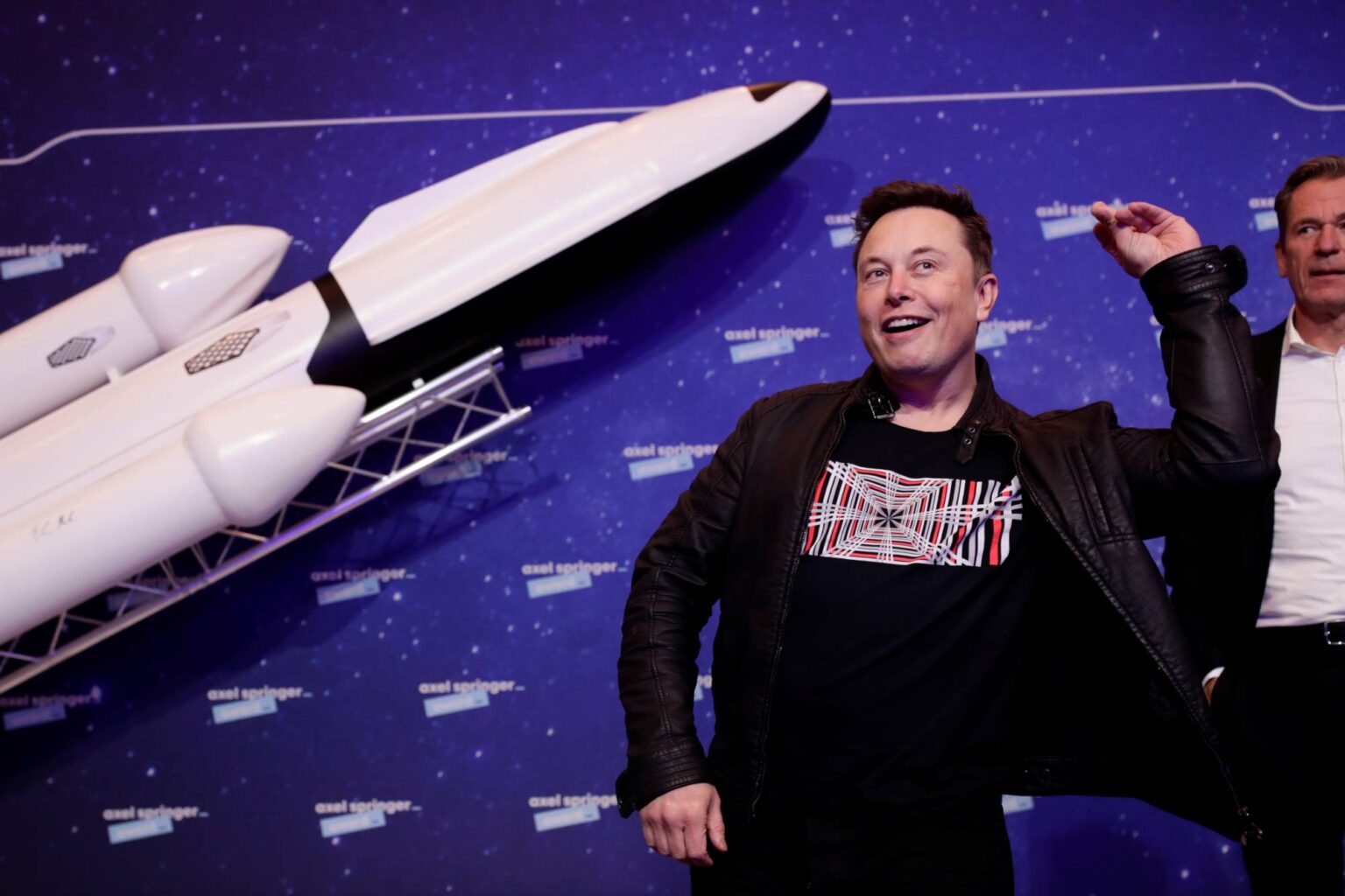 Elon Musk will host the May 8th episode of 'Saturday Night Live', alongside musical guest Miley Cyrus. How does Twitter feel? Read the best tweets here.