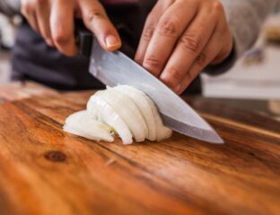 Needing to chop onions can get tedious. Here are some tips on how to stop chopping onions manually.