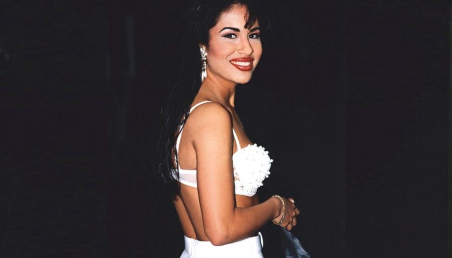 On March 31st, 1995, legendary Tejano pop singer Selena Quintanilla was killed. But there's still more to this case and her killer. See these details!