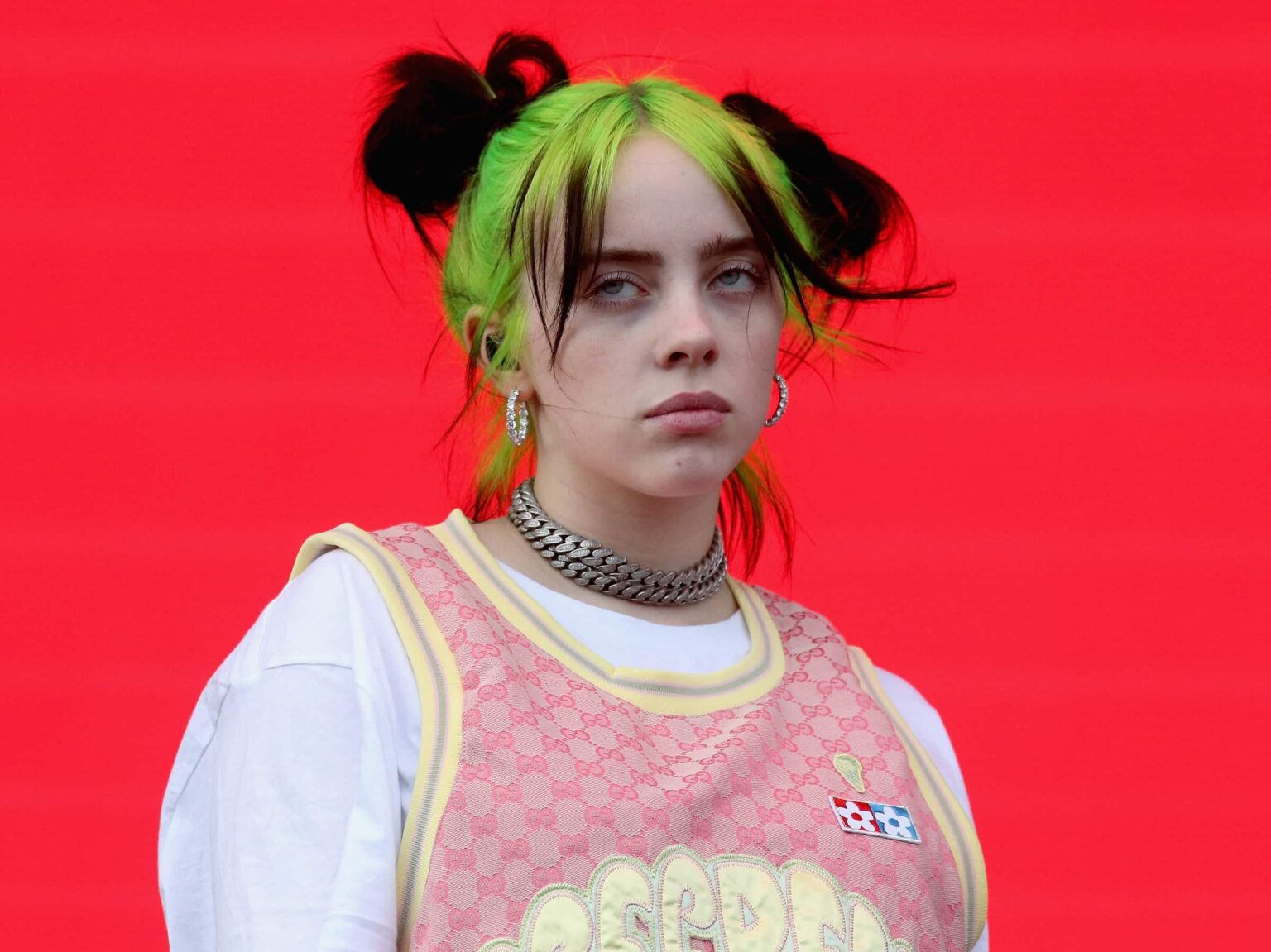 Uh-oh. A new picture might have gotten Billie Eilish in trouble. Is the popular singer dating a racist homophobe? Dive into the sea of speculation!