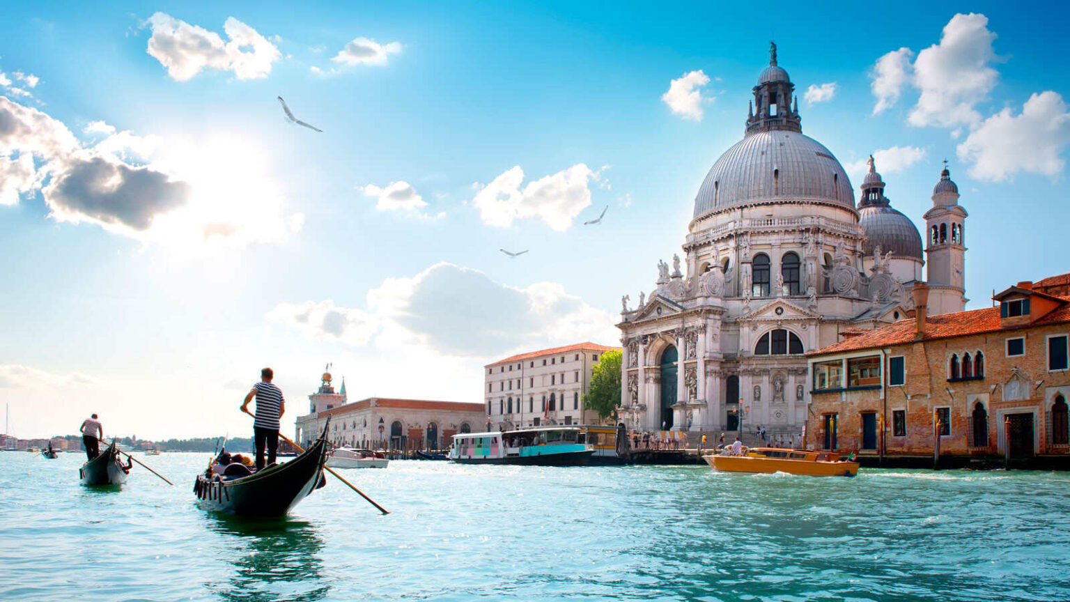 Looking for the perfect climate to retire or a place to live for a while? Discover la dolce vita and savor everything the Italian way of life has to offer.