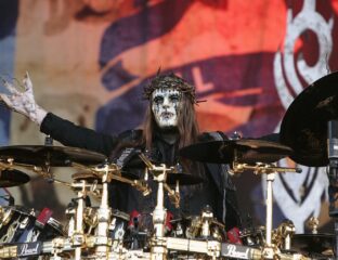 Slipknot founding member Joey Jordison has met his tragic end. Uncover the 911 call leading to his discovery and the shocking details within.