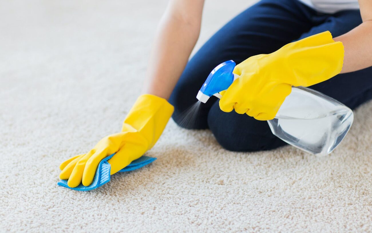 Does your carpet need some serious deep cleaning? With the use of simple ingredients like baking soda and white vinegar, here's how to clean your carpet.