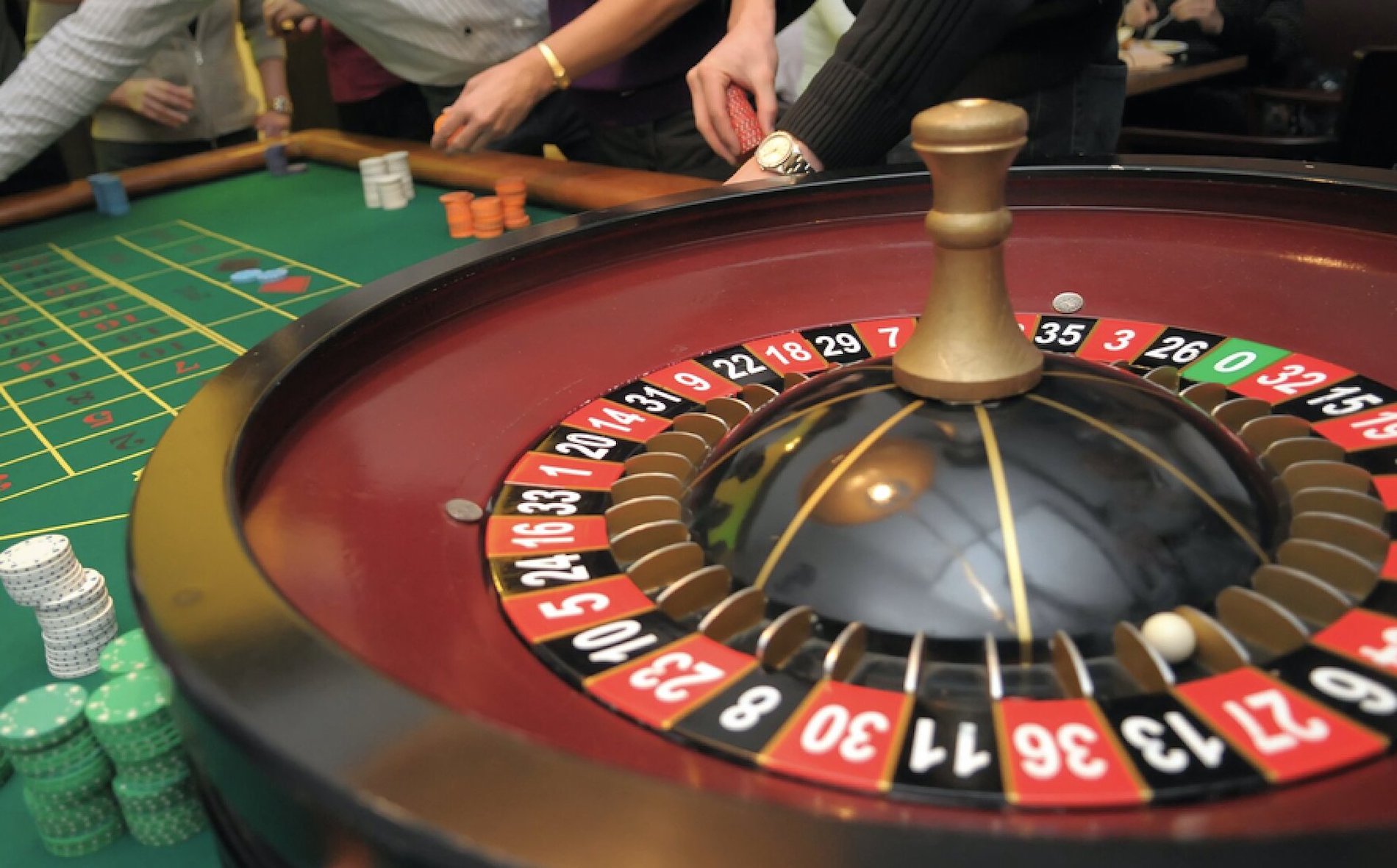 Playing live roulette online is just as thrilling as playing in person at a casino. Find out what are the best bets you can place online in order to win big from any game!