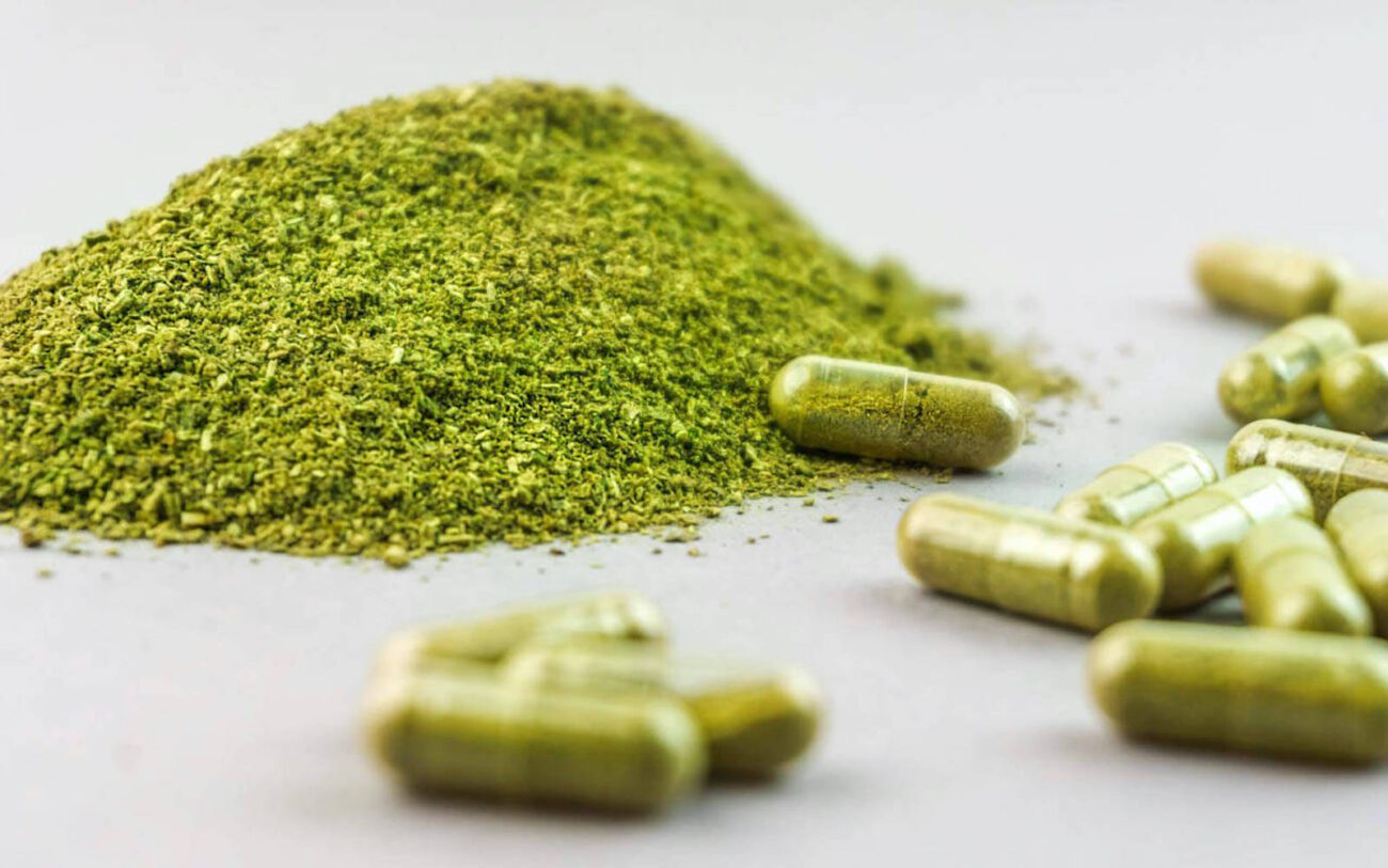 Various strains of the tree kratom exist, each with its unique effects on the mind and body. Find out the differences between green and white maeng da.
