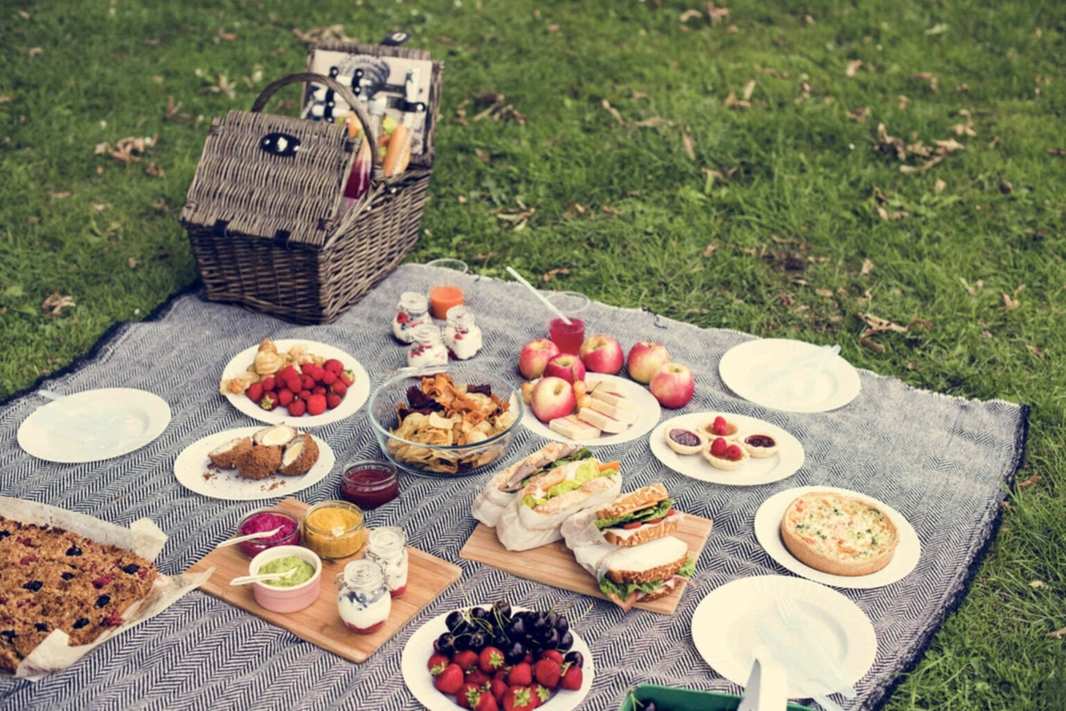You have finally found your soul mate and you really want to sweep them off their feet this Valentine’s Day. Follow these simple steps to plan out the most perfect Valentine’s day picnic.