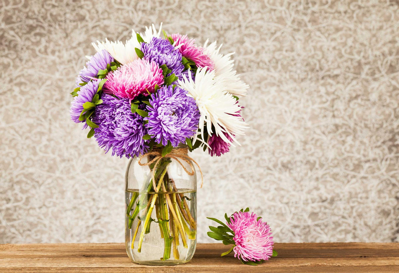 Flowers are often the main element of the decoration of a wedding as Shlomo Yoshai explained. Here's your guide to arranging flowers.