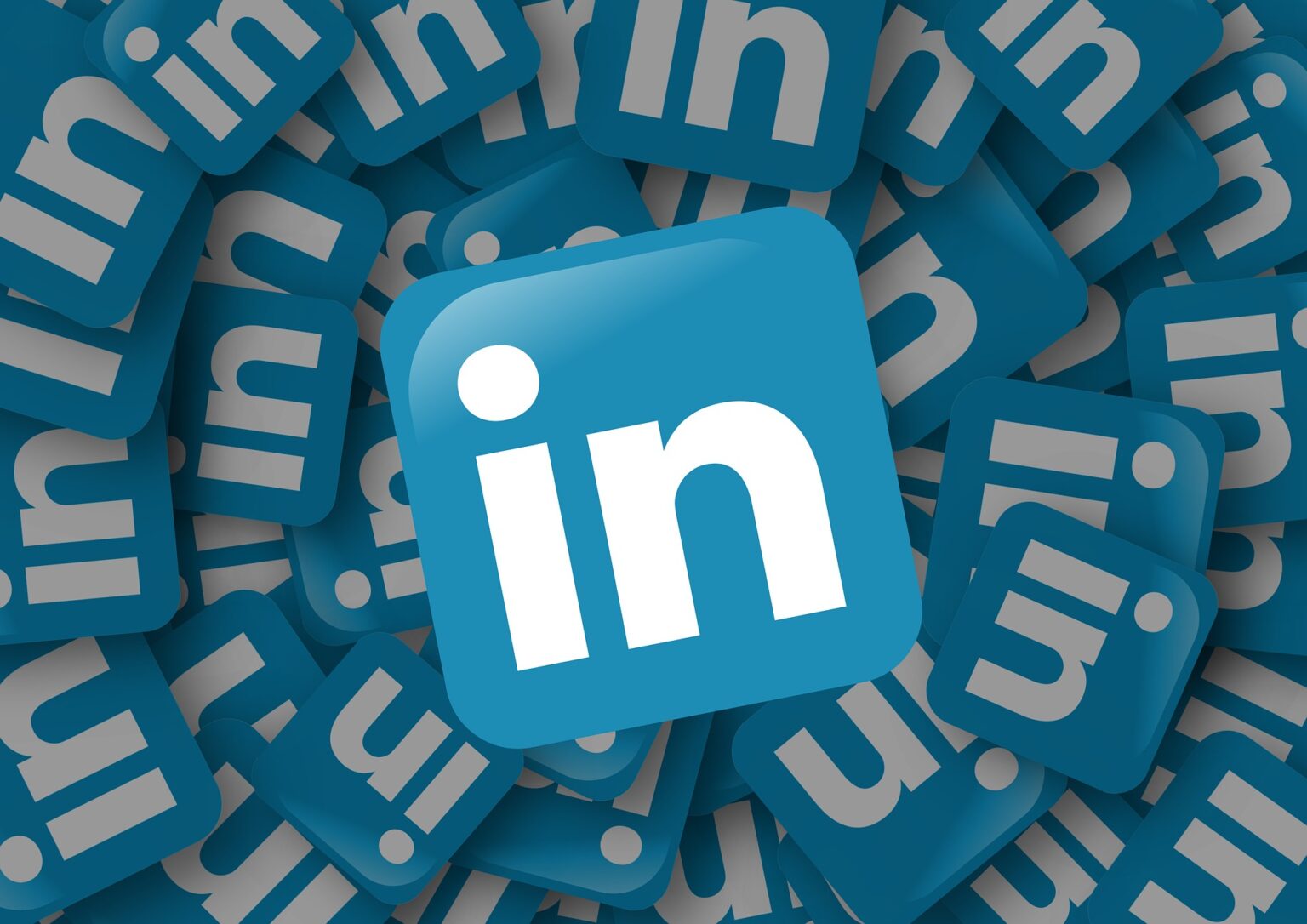 If you want to reach a huge audience and grow your business, you should try to become a LinkedIn influencer. Get some great tips & tricks right here.