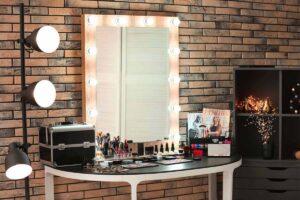 A makeup vanity table can be used to store cosmetics and more. Here's our guide so you can choose the perfect makeup vanity.