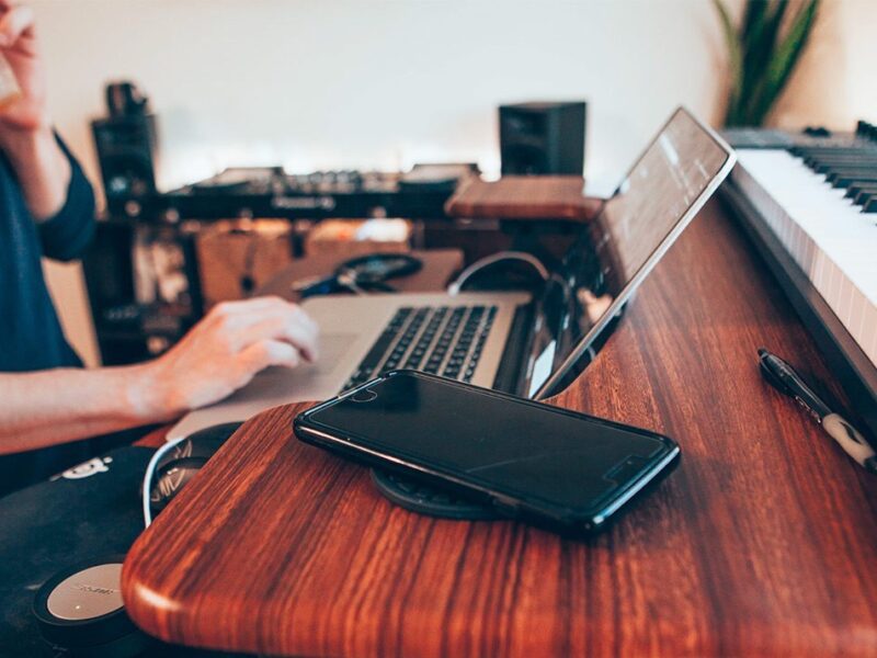 People used to go out to take proper music classes but luckily you don’t have to! Learn how you can develop a music career with online music courses.