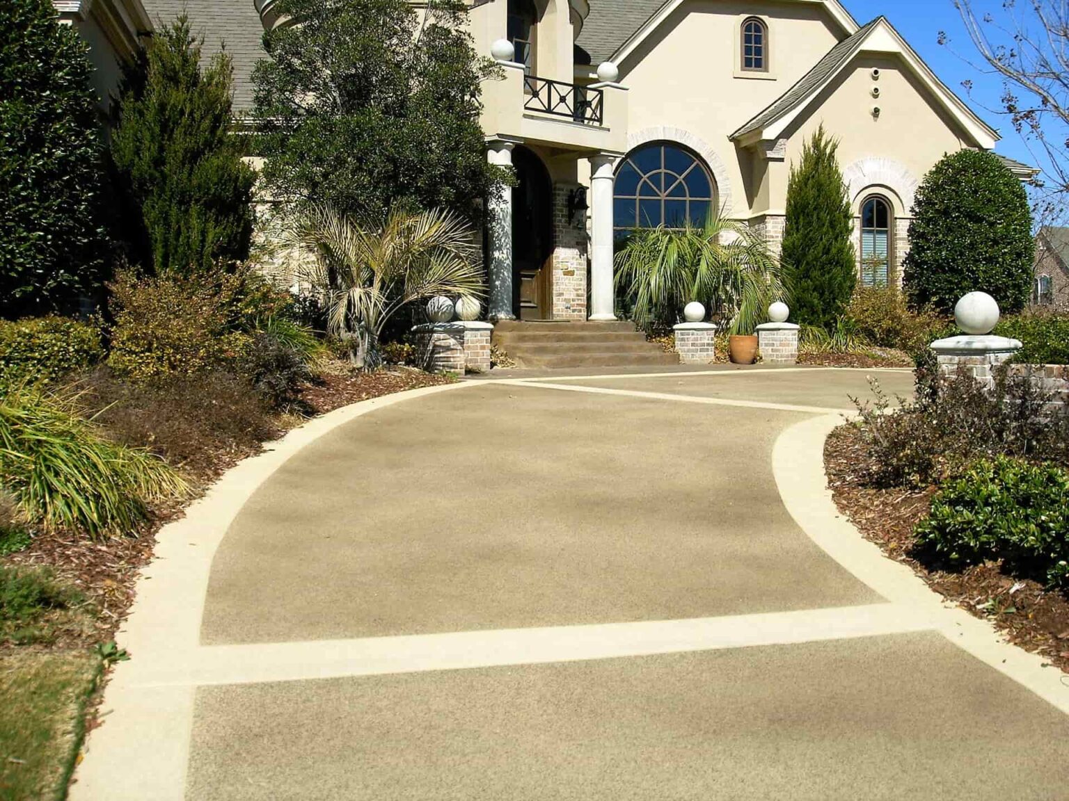 Discover the best tips to maintain your concrete driveways in the best possible conditions. Here's all you need to know.