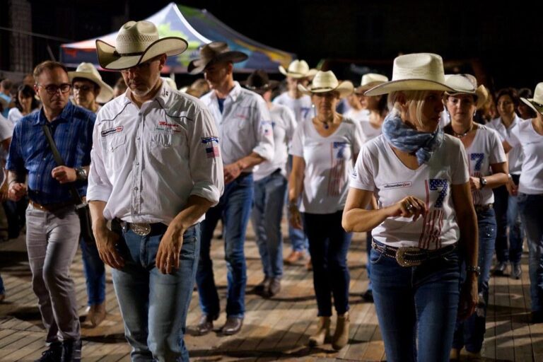 Thankfully country line dancing is as popular as ever, and many people still want to learn the dance. Here's what to look for when searching for classes.
