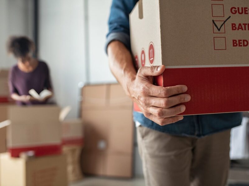 Last-minute mysteries can strain nerves while you’re relocating. Safebound Moving & Storage shows us how to make long-distance moving easier.