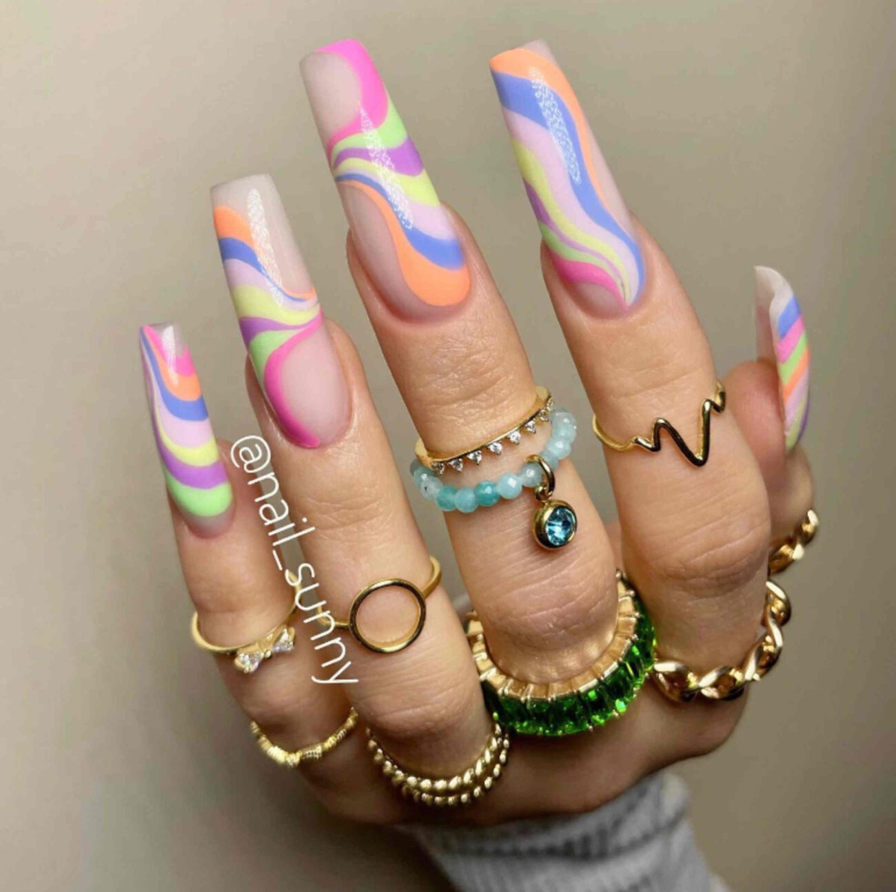 Get ready for the summer with coffin nails! From patterns to colors, use these design ideas to give your hands a new style to show off.