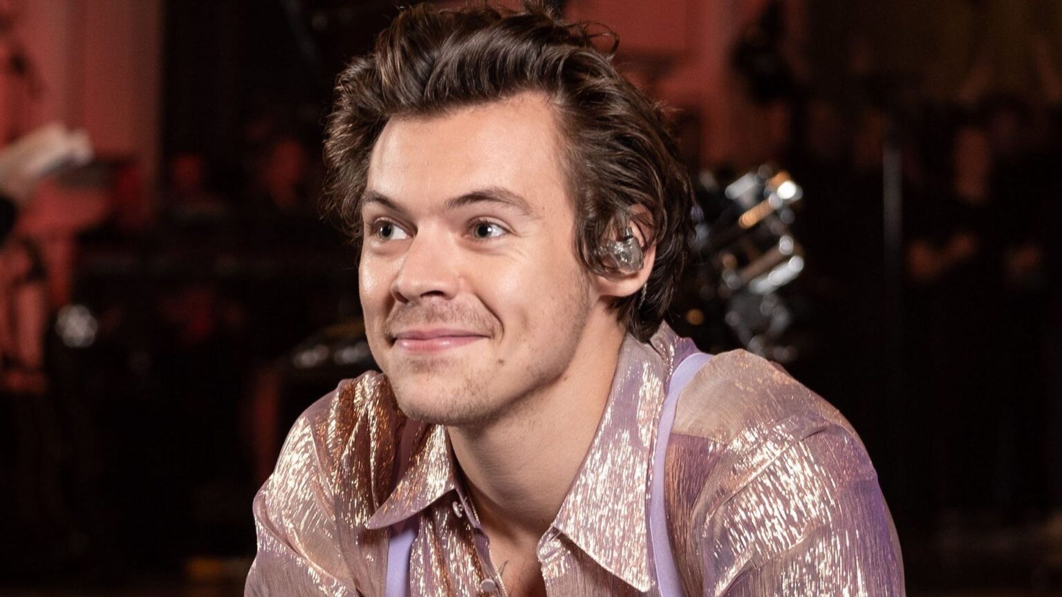 Harry's not just a musical maestro; he's a fashion icon too, famously becoming the face of GUCCI TAILORING.