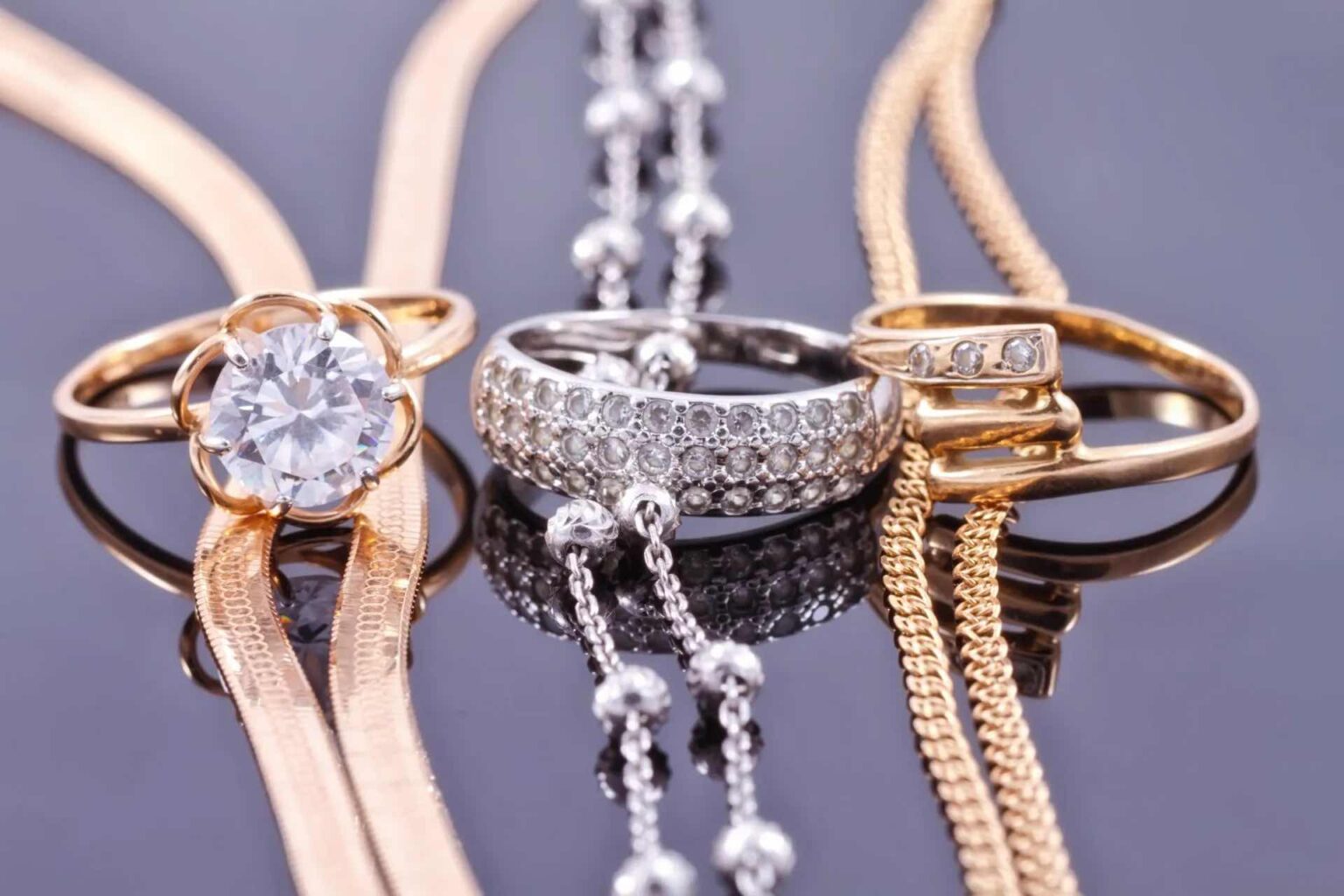 The eternal question for jewelry lovers is gold or silver? Discover the benefits of each color and which one fits you better. Here's all you need to know.
