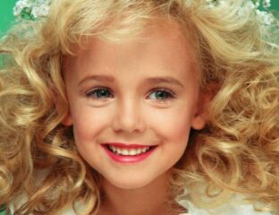 Some beauty queens tragically became legends after they died, nay, after they were killed. Discover the horrific case of JonBenét Ramsey.