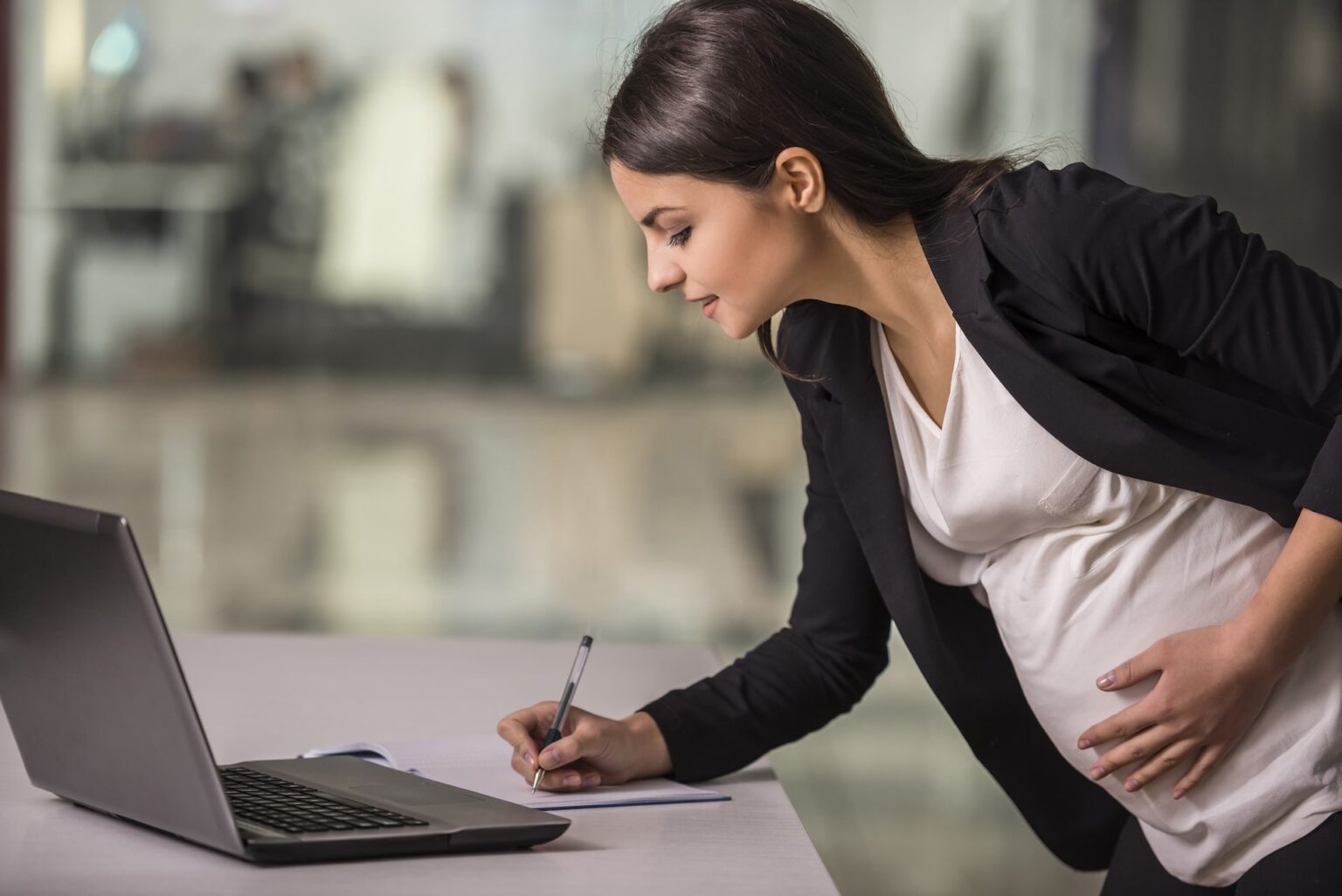 What to do if one of your employees is expecting baby? This could be a delicate situation, discover the best way to handle it in this article.