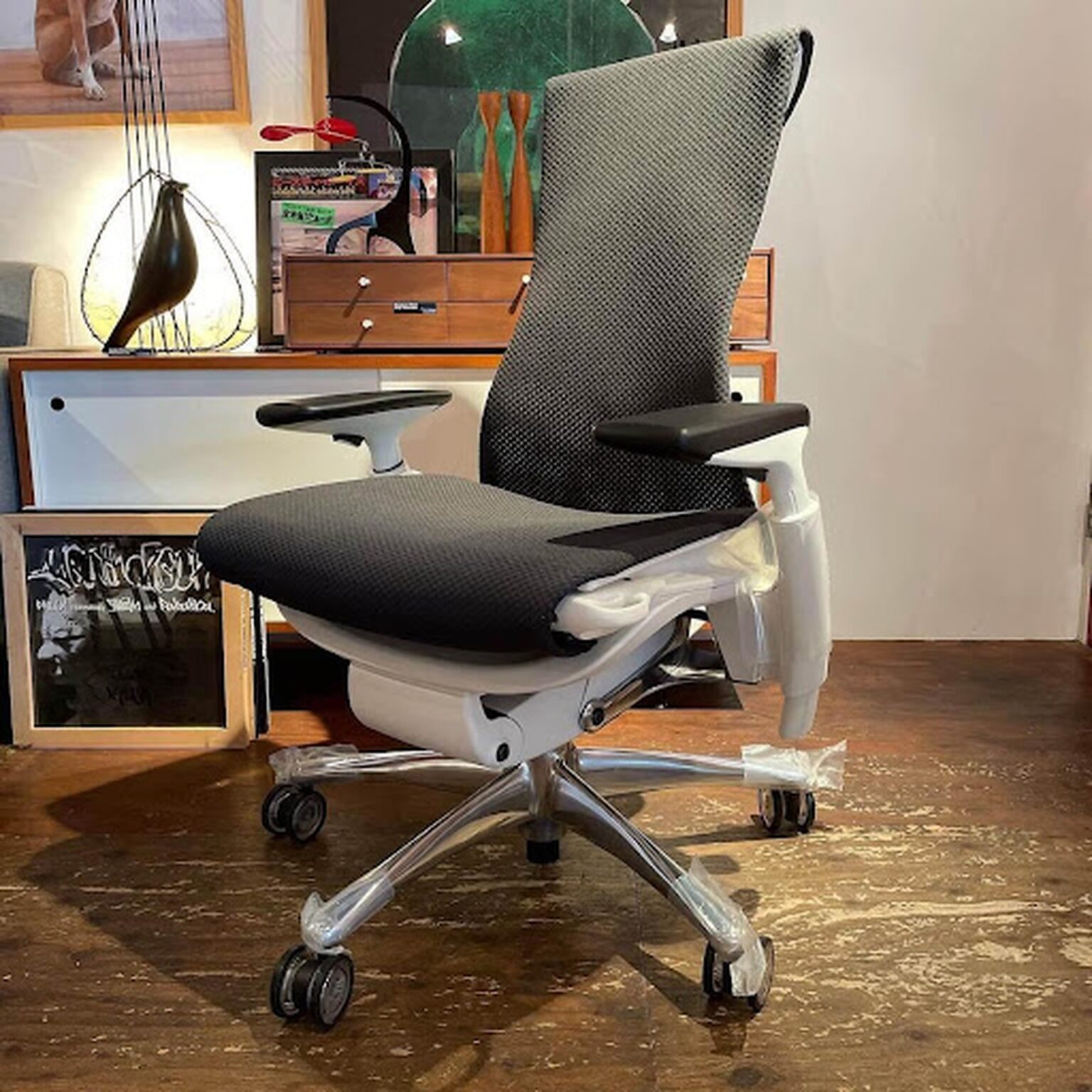 Working for long hours like 8-12h daily can be really tough on your spine. Here's why we think Embody and Gesture chairs may be the answer!
