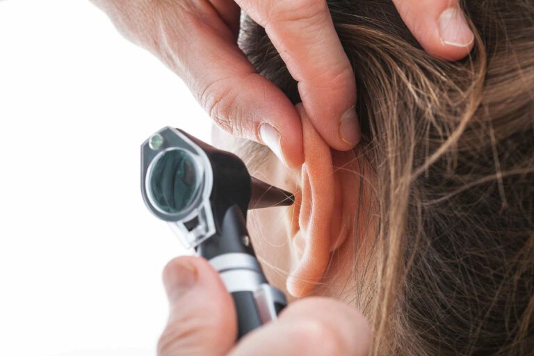 Nowadays, doctors talk a lot about the disadvantages of earwax removal, but what are the advantages? Take notes to see how it can work for you!