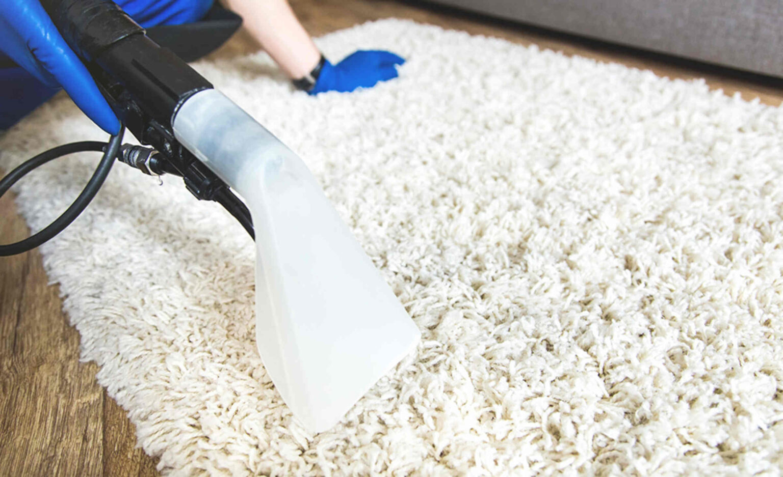 No more beating at carpets with a broom just to end up inhaling dust particles. Use these helpful tips to easily clean a rug in your home!