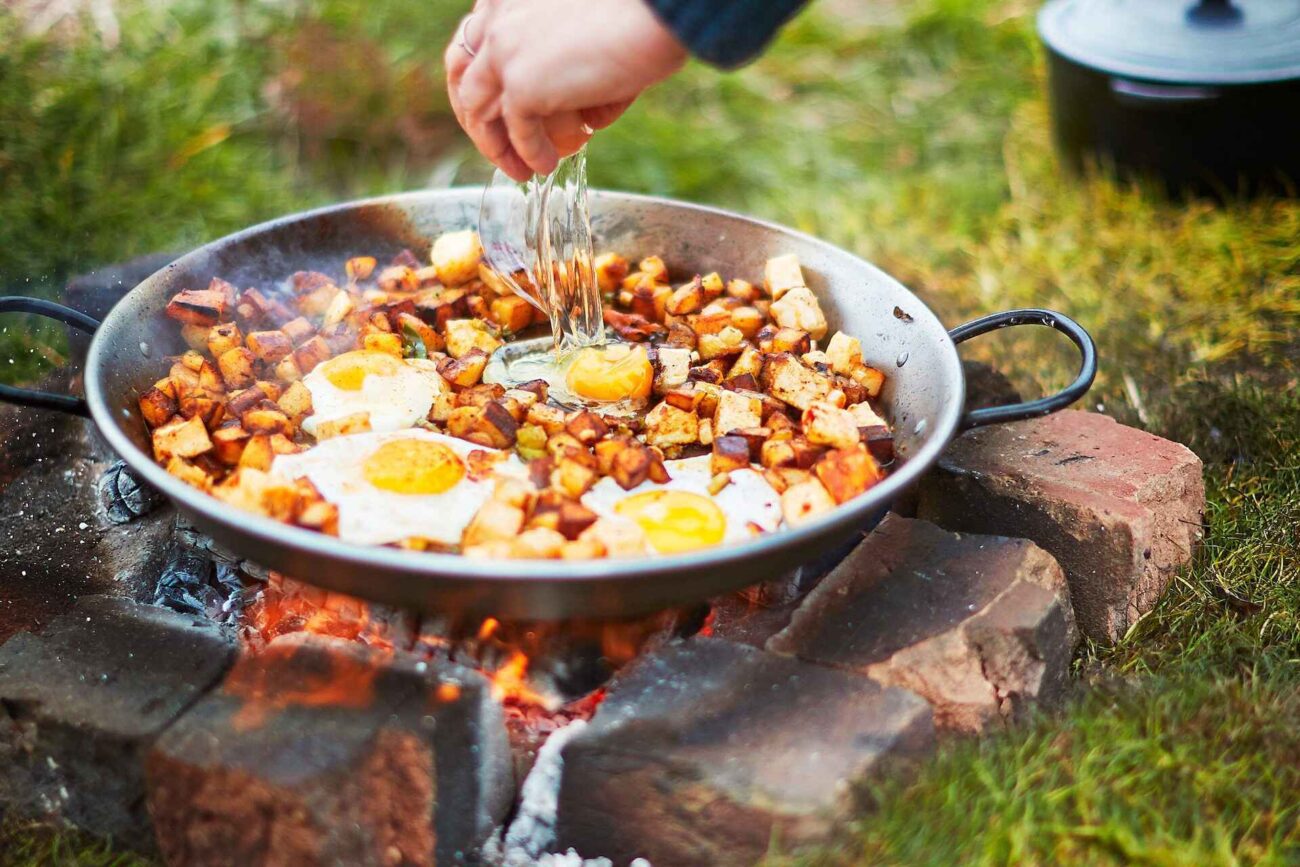 If camping is one of your new year's resolutions, you need to take a look at these campfire cooking kits review. Here's all you need to know.
