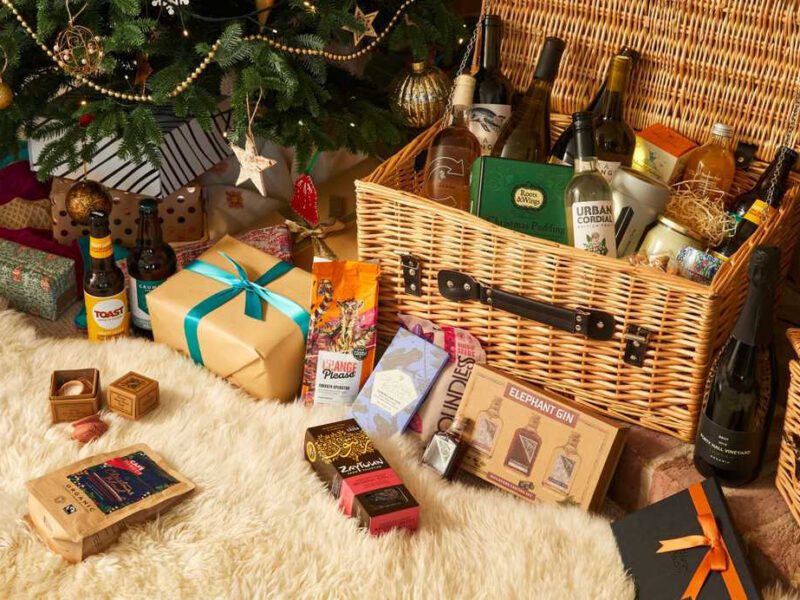 Gift hampers can be sustainable if you are intentional about choosing packing materials and products. Check out these eco-friendly gift hampers.
