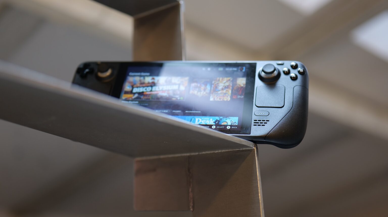 What exactly is the Steam Deck? Has this compact new console breathed new life into the handheld gaming scene? Let’s find out.