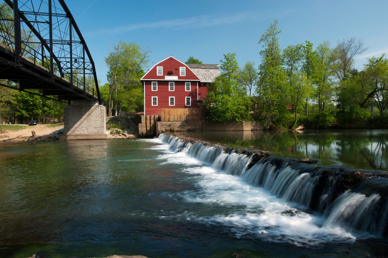 Rogers, Arkansas, is a vibrant city that offers a range of benefits and challenges. Here are all the pros and cons of Rogers, AR.